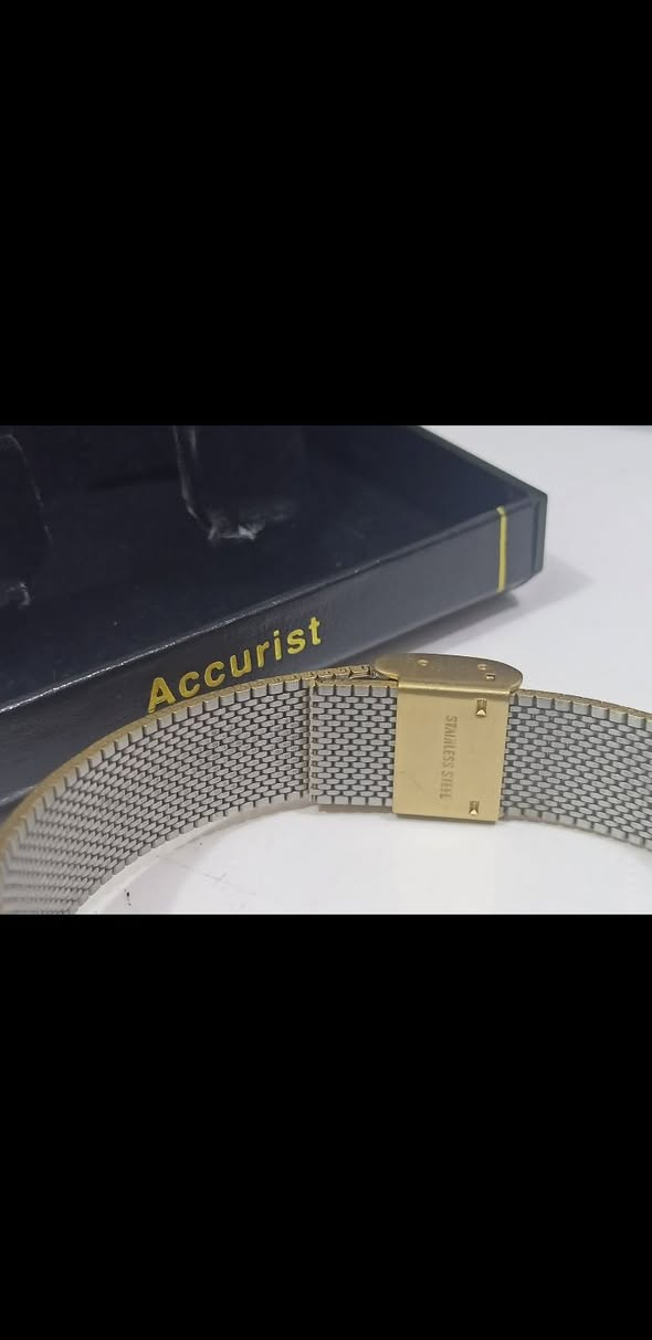 السلام عليكم 
بعد أذن القائمين على الاداره 
ساعه ماركه(Accurist) اكيوريست
كوارتز _الابعاد ٢٧ × ٣١ ملم 
المينه لونين _منفذ شهري 
مع العلبه والاوراق لوك غير مستخدم 
السعر ١٣٠ الف 
توصيل جميع محافظات العراق 
تواصل ماسنجر 
وات ساب ***********
