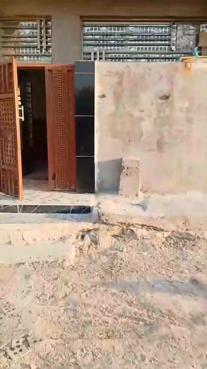 سلام عليكم بيت للبيع في حي الشهيدين مساحة 50 متر نقص بس قرفه كاشي كله كامل سند 25 سعر عل خاص  ***********
