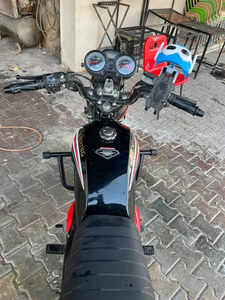 سلام عليكم 
دراجه شاينك بعدهي زيرو موديل 2023 صارله اقل من شهر اشتريته و عندي اوراقه بسمي اصوليات يا حبيبي هيه موديله 2023بس صارله اقل منشهر طلعته منلمحلات يعني حاله حال دراجه موديل2025
والله العظيم دراجه قويه مكينته 150سي سي و مشيه حلو رزانه احتاجيت و اريد ابيعه وياه صندوق وياه خوذه ويا جادر هذني كلهن اوياه 
مكاني ناصريه الصالحيه صباغ سيارات ابو احمد ولسعر مليون 350وبيه مجال بسيط  
رقمي ***********
