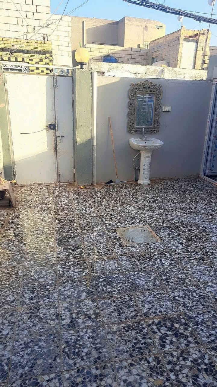 بيت 130متر غرفة وصالة واستقبال ومطبخ وصحياات 2 
الاستقبال 7امتار واصاله 6امتار 
حي ميسان وره سكله االكرعاوي وره مول العائلة الاتصال ع رقم 
‏‪0781 009 9244‬‏
