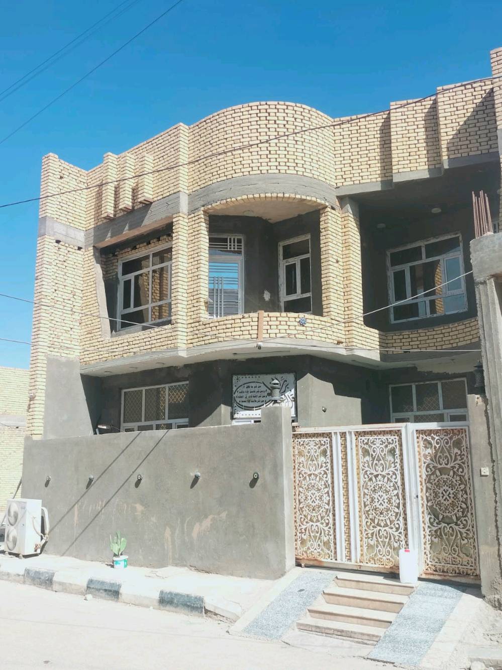 بيت للبيع في حي الفداء شارع ابو لبنان ثاني بيت عن الشارع العام مطلوب إسكان ٤٠ مليون طابقين ٦ غرف واستقبال بناء سنه ٢٢ السعر ٢٦٠ وبيه مجال للاستفسار الاتصال على الرقم ***********