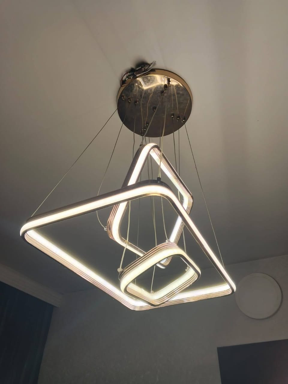 ثريات عدد 3 للبيع جدد سعر ١٦٠ الف بغداد الاعظمية  
*********** بغداد, العراق
