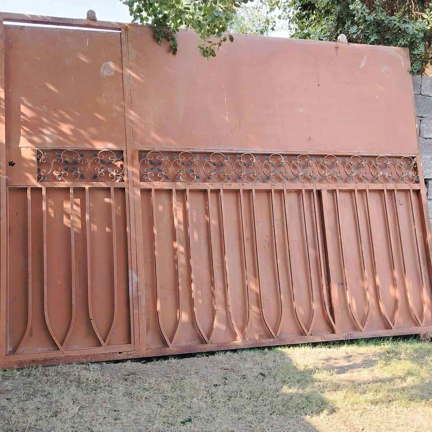 باب حديد سلايت من الاوليات وزنه 350 كيلو نضيفه جدن للبيع مستعجل العنوان بغداد الدوره على السريع مقابل جمعية خير الله طلفاح  للستفسار الاتصال على الرقم ***********
