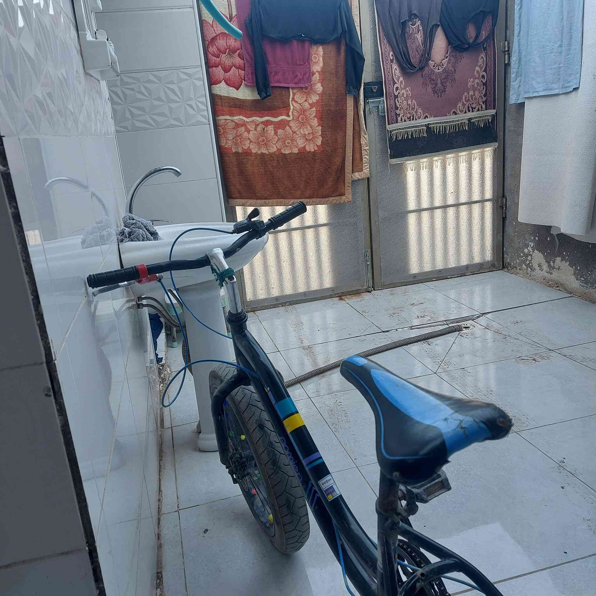 العنوان بغداد الشعب الجمعيات 
السلام عليكم عدي بايسكل جديد لل بيع نوعيه تأيمر بايسكل عوزه بس بريك الله شاهد ستوني بدلت تواير اله 
 يعني بايسكل جديد السعر ٦٠ وبي مجال حك الجيه التصال علا هاذ الرقم ***********
