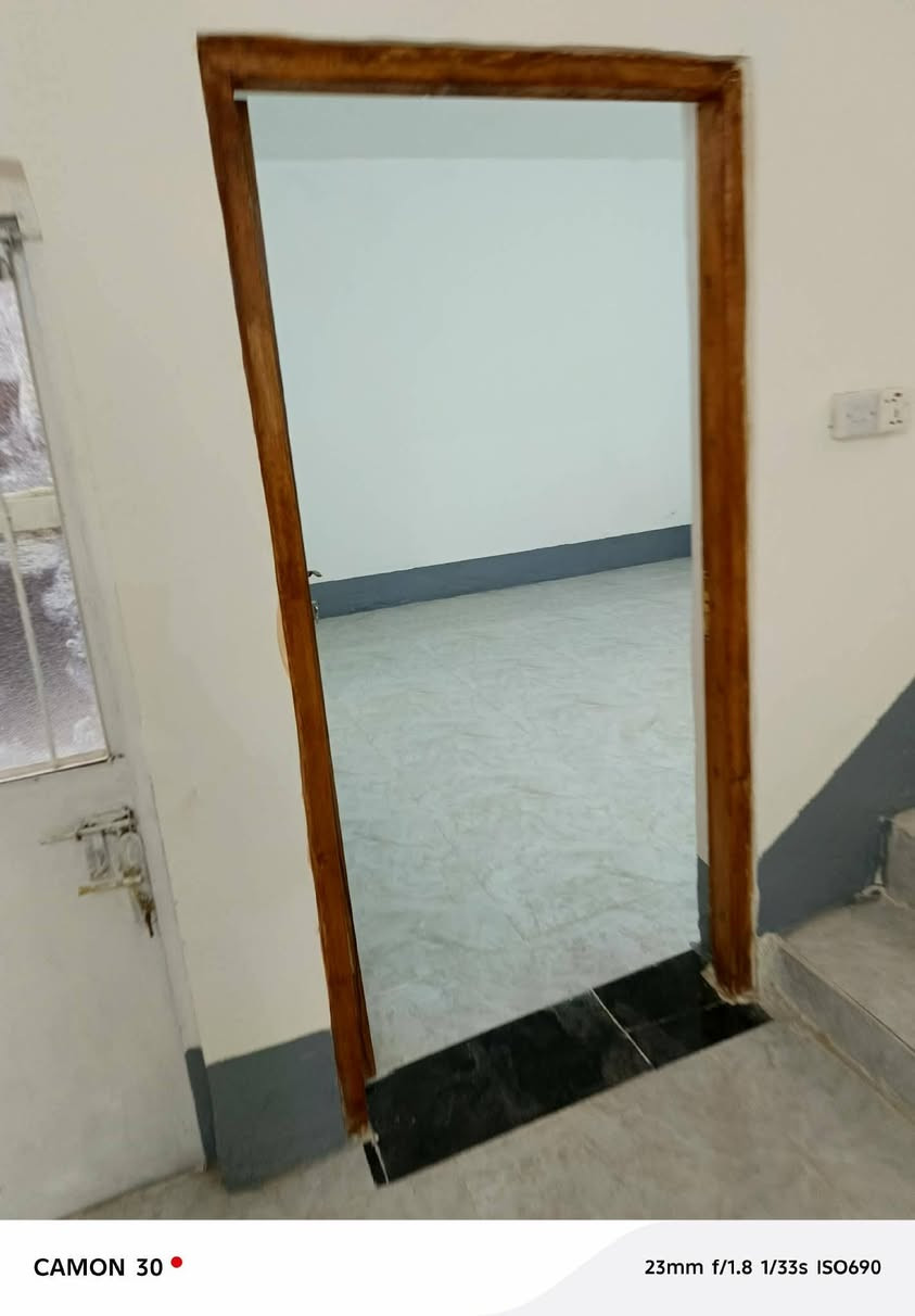 السلام عليكم بيت ١٠٠ متر للايجار نظيف جدا وجاهز موقع ممتاز قريب كلش على شارع ٨٠العام خلف مول نون مباشرة يتكون من غرفة نوم وصحيات ومطبخ وهول وصالة طارمة وحديقه زغيرة قيمة الإيجار ٣٠٠ ألف للاستفسار اكثر الاتصال على الرقم موجود واتساب ***********

