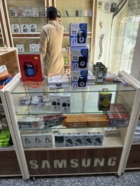 تصفية محل موبايلات ديكور متكامل 11 رف وفاترينات وكرسي وميز بيع عدد2وسب...