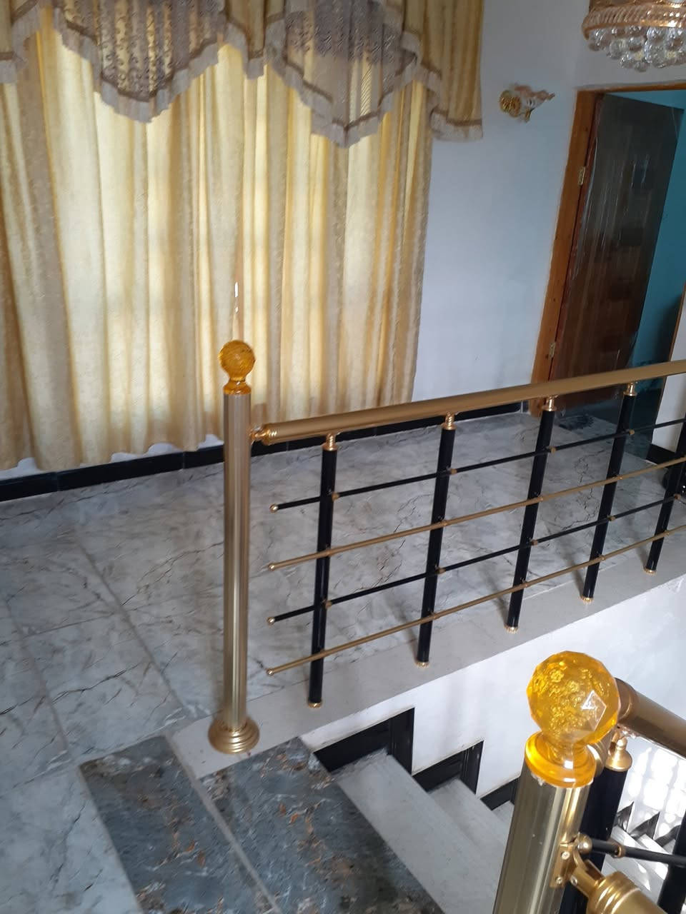 سلام عليكم لبيع بيت مساحة ٤٥٠متر اربع غرف نوم صاله ٩في٤ استقبال ٦في٤ كراج يكفي ٤ سيارات مطبخ عدد ٢ بيت كله بورسلين وجدران سيراميك وباقي تفاصيل موضح بالفديو عنوانه التاجي قرية جرف الملح قرب ثانوية الربيع اي استفسار رقمي *********** او ***********
