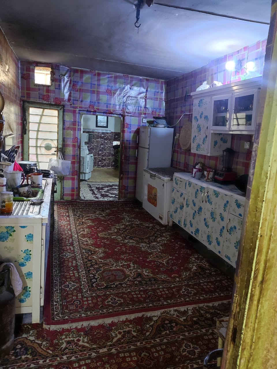 بيت في حي الغدير قرب مدرسة المعرفة واجهة 8×25 يحتوي على غرفة نوم عدد اثنين واستقبال و مطبخ و صحيات البيت قديم عكاده بسمي السعر 125 وبي مجال موبايل *********** ابو علي
