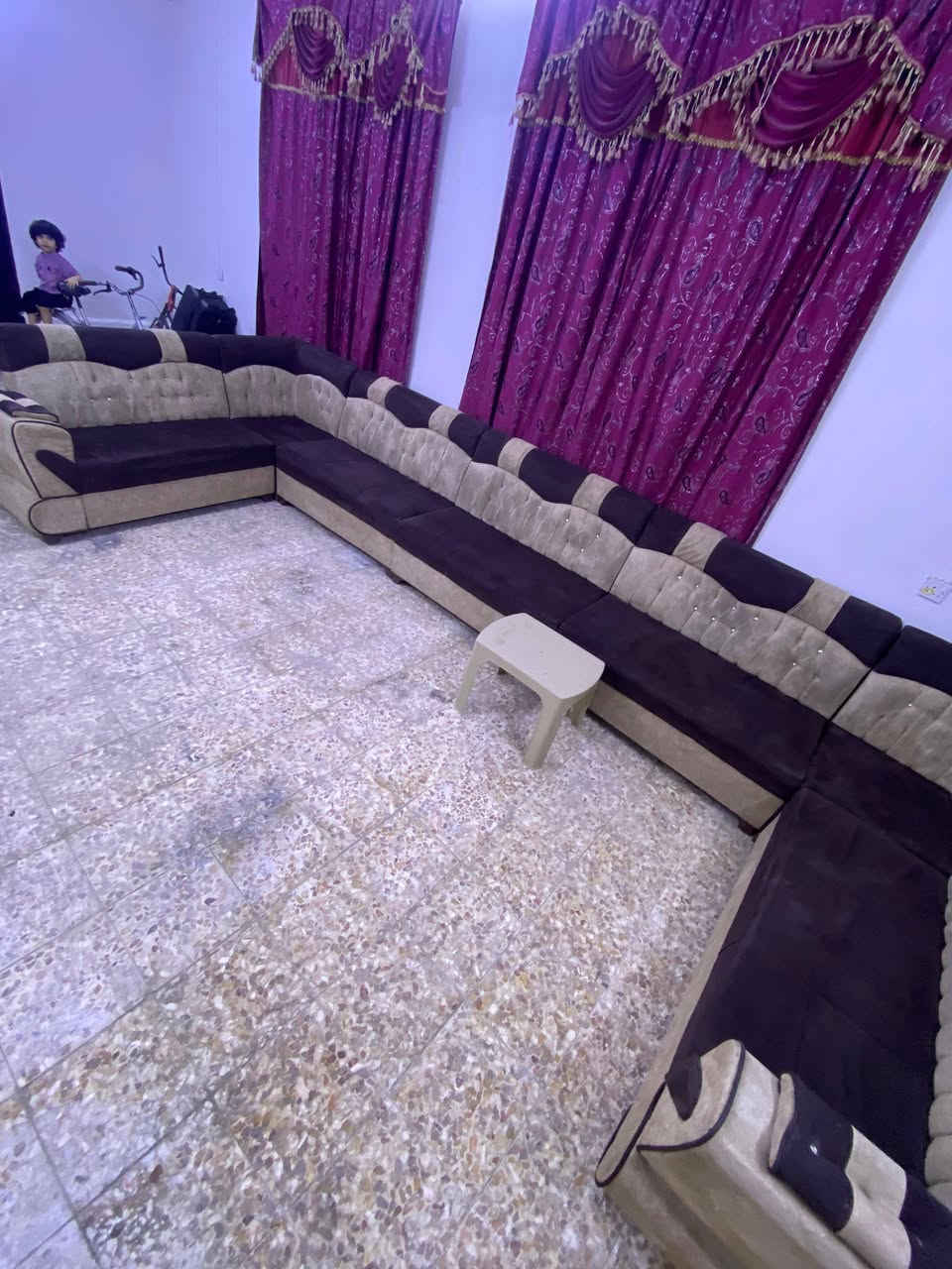 سلام عليكم ... تخم للبيع نضيف الطول 10 متر ..12 مقعدسعره 250 المكان كرمة علي .اللطيف  لمزيد من التفاصيل الاتصال ***********
