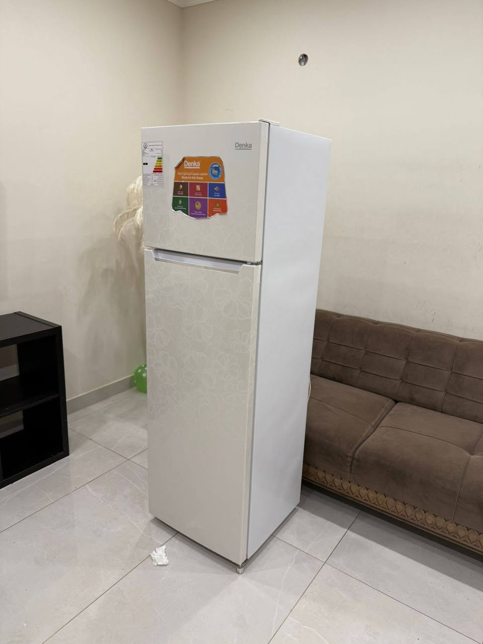 ثلاجه للبيع جديده صارلي شهرين من مشتريها ١٠ قدم سعرها ٢٩٠ وبيها مجال بسيط جديده جديده للتواصل خاص او واتساب ***********
