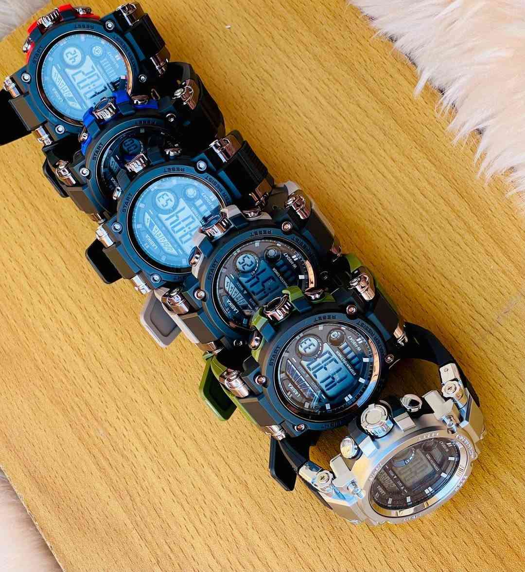 .
## ⌚️ الأناقة الرياضية في ثوبها الجديد – ساعة LASKA

اجمع بين العصرية والعملية مع ساعة AIKE AK-611 الرقمية 
 تصميم يدمج بين المظهر الرياضي الكاجوال والنعومة اليومية، ليكون الرفيق المثالي لكل الأوقات.

### ✨ أبرز المميزات:
 * تصميم انسيابي مريح: تأتي بهيكل بيضاوي ناعم مع سوار سيليكون مرن ومقاوم للتعرق، ليمنحك راحة تامة أثناء ارتدائها طوال اليوم.

 * شاشة رقمية واضحة: عرض متكامل للوقت، الثواني، والتاريخ (اليوم والشهور) برؤية ممتازة.
 * مواصفات ذكية وعملية:
   * إضاءة خلفية (LIGHT) لسهولة قراءة الوقت في الظلام.
#مقاومه للماء
   * منبه يومي (ALARM) لتنظيم مواعيدك.
   * خاصية التوقيت الرياضي (ساعة إيقاف/ستوب ووتش).
*معها بوكس اكلاريك
 * واجهة تحكم سهلة: أربعة أزرار جانبية بتوزيع كلاسيكي مريح للتحكم الكامل في الإعدادات (Mode, Light, Start, Reset).
السعر مفاجأة 🥹🔥🔥♥


**إذا كنت صاحب هذا الإعلان وتريد حذفه لأي سبب، رجاءا أرسل رسالة إلى الدعم الفني**