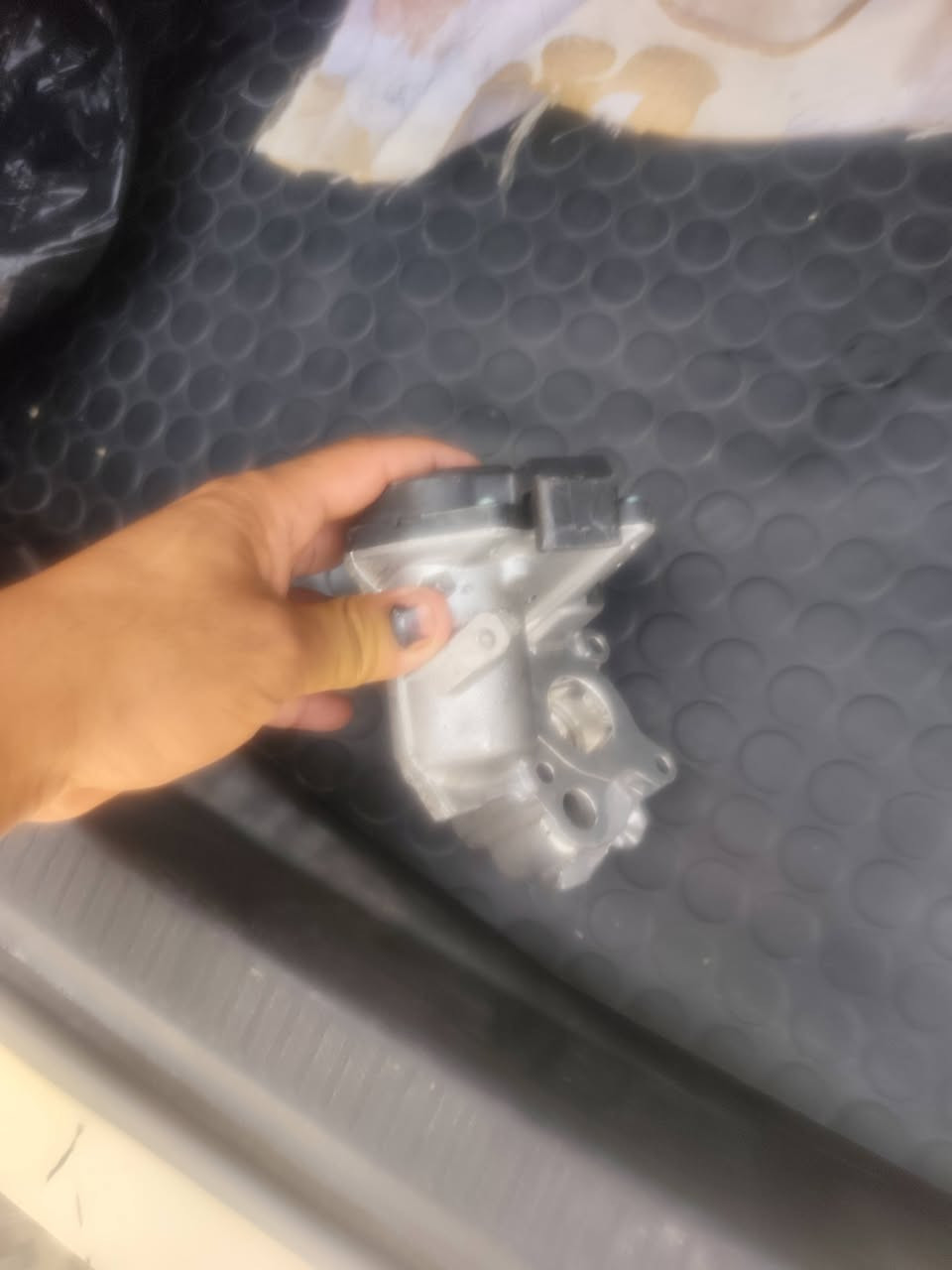 عندي هاي قطعه للبيع مال مارسدس حديث قطعتين قيم وخذ ***********
