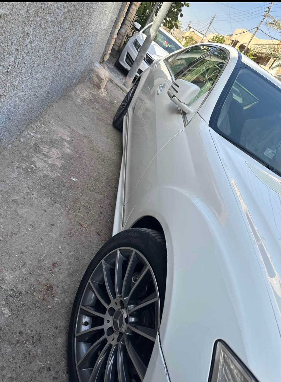 السلام عليكم 
مارسيدس S class 2007 لارج 
 محدثه 2013
محرك 350 العادي 
وكالة اربيل خليجي فول مواصفات 
رقم اربيل باسمي 
هزه وفحص جديد 
لارج 
خمس بردات 
خمس بصمات 
شاشة اصليه خلفية 
ماوس 
تليفون 
ثلاجة 
كراسي امامي والخلفي كهرباء
مسجل خلفي 
ويل كاب وتخم تاير جديد 
باطاريات تخم من الشركة قبل شهرين بدلتهم بيهم ضمان 
تبريد امامي خلفي بالتكم
صدر جديد امامي خلفي جدبد اصلي شركة 
وبعد بيها مواصفات s كثيرة 
سياره فقط داير الجاملغ الخلفي الايسر بي صبغ الدعاميات وداير الجاملغ الايمن بي شخط مع اسفل الباب 
مكان السياره بغداد 
الاتصال ***********
السعر 150  @ بغداد, العراق
