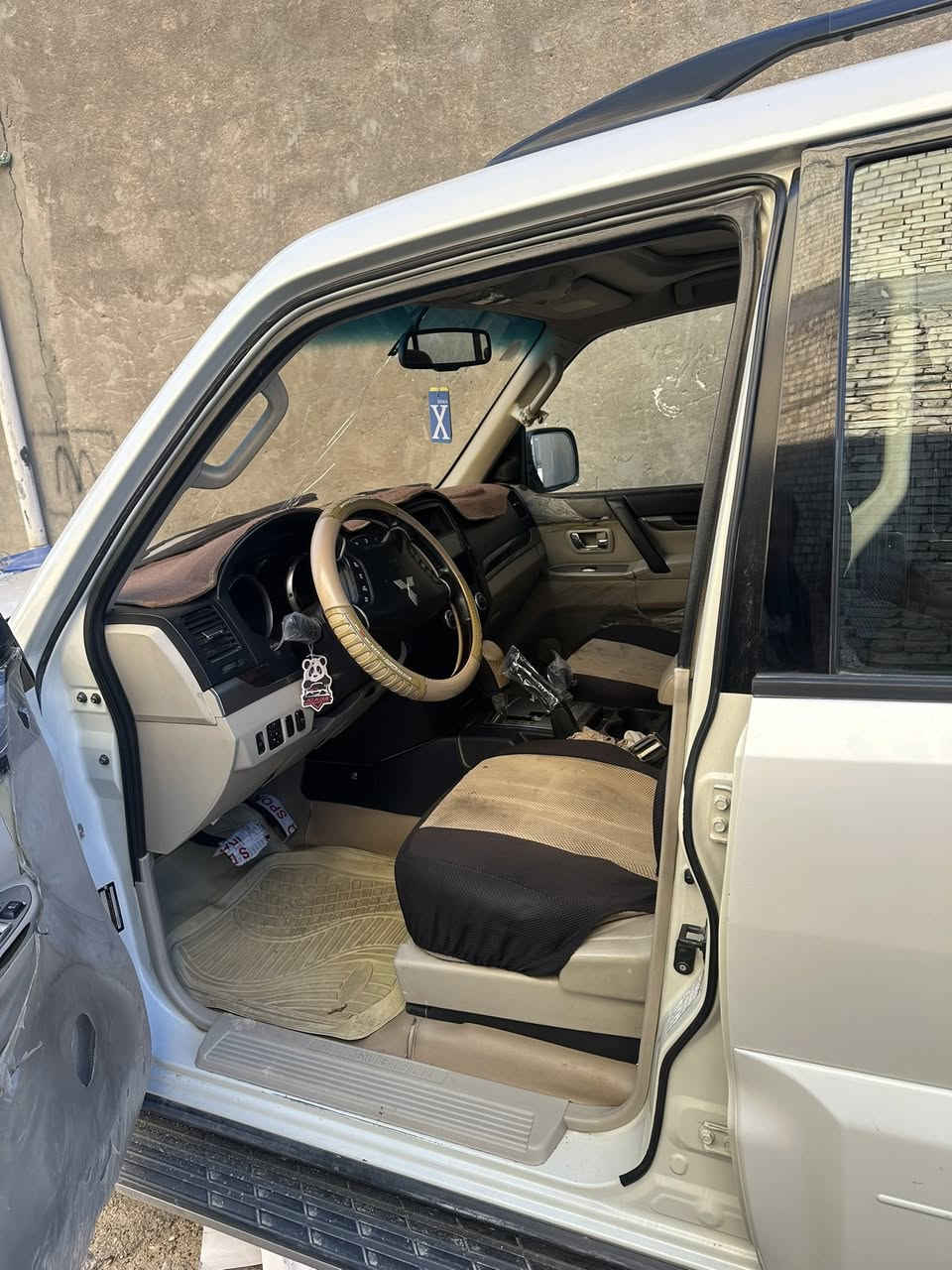 لسلام عليكم
باجيرو حبتور 2010 خليجي مكفوله كفالة عامه 
من الصبغ أو ضربة ويه . سعر 150 بيها مجال بسيط 
 رقم بغداد الماني بأسمي 
المواصفات 
فتحة بالسقف
كشنات جلد  
شاشة اندرويد 
تحكم كشنات كهربائي 
مكان السيارة  بغداد 
للاستفسار الاتصال بالارقام التالي
***********
