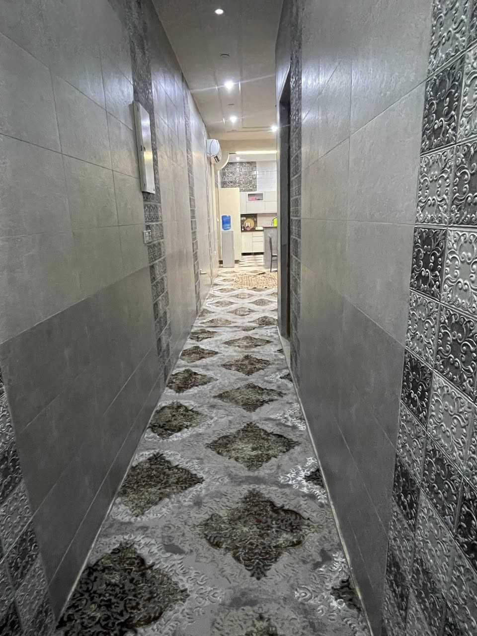 سلام عليكم بيت للبيع في منطقه زعفرانيه حي الامانه مربع ذهبي مساحه البيت 125 واجه 6وربع بناء 2024
متكون من 
طابق ارضي متكون من ستقبال وصاله مطبخ مفتوح عل صاله حمام 
طابق اول متكون من غرفتين كبار وصاله حمام 
طابق ثالث متكون من غرفه وصاله 
بيت طابو صرف سعر 250مليون 
للتواصل *********** واتساب فقط
