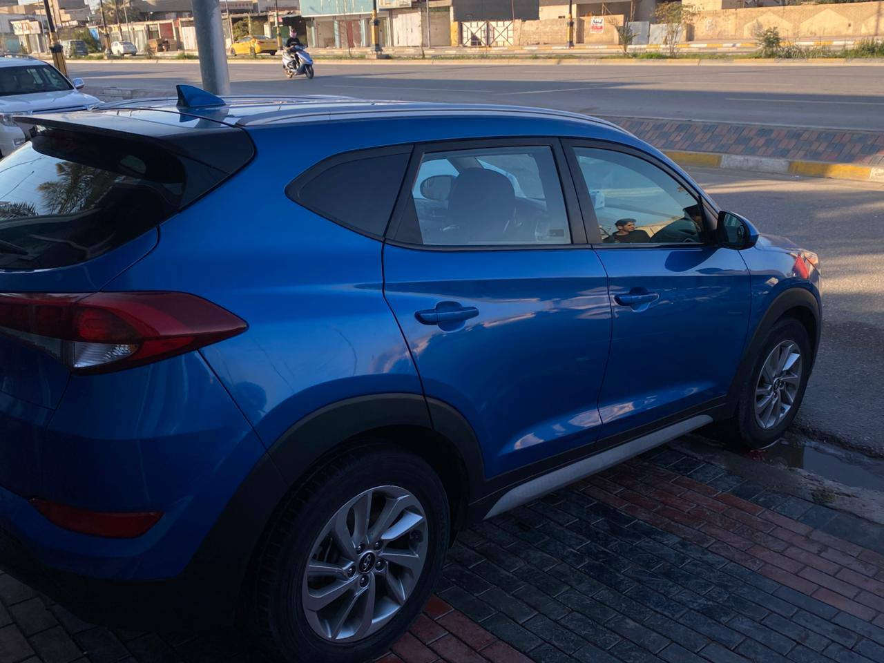 السلام عليكم
للبيع هونداي توكسن 2018 
نص فول شاشه كامرة دوارة تحكمات ستيرن ويل كروم كشنات كهربائيه وتدفئه  محرك 2000 حادثه جاملغ وبنيد بدون دواخل وبيه كد شبر بالجاملغ الخلفي جوة قبق البانزين ماشيه 70 الف رقم بابل باسمي السعر 139 وبيه مجال بسيط 
مكانه كربلاء طويريج 
للستفسار ***********
