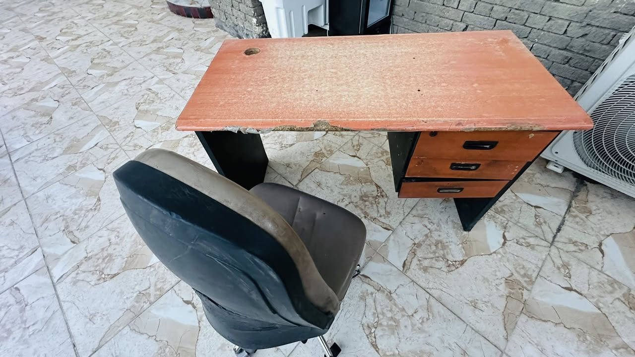 ميز كاشير وكرسي
***********
150. اثنينهن
