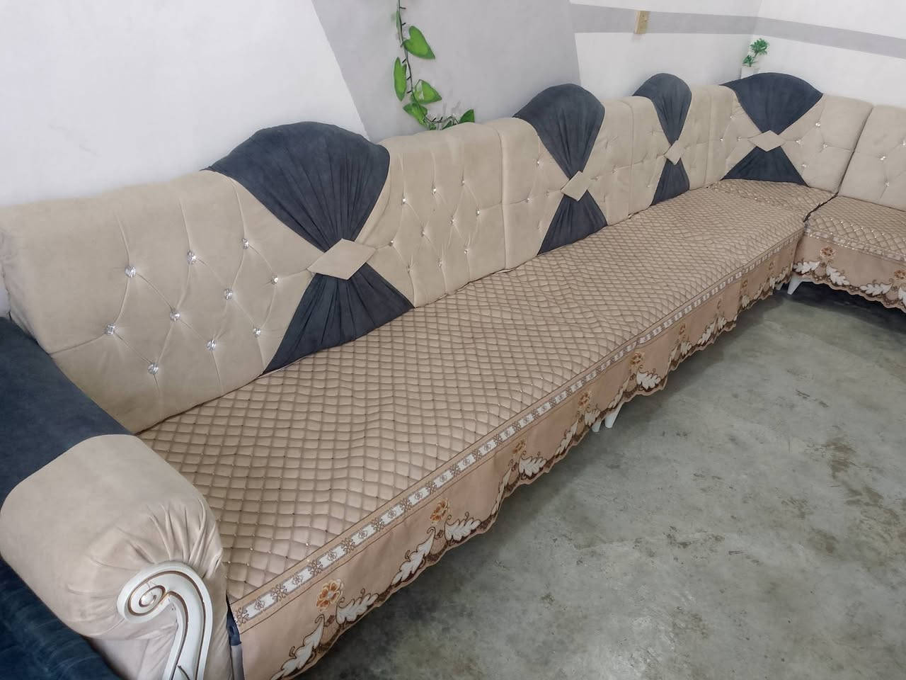 ديوان استندر أخذته جديد استخدام يمي بس عندي الاسفنجه مال المقعد راجعه شويه حك إصبعين موضح بلفديو ويا طبله والوجوه والكوشات كلهم للبيع ويا لاكسر ولا تصليح.250الف كامل ‏‪***********‬‏
