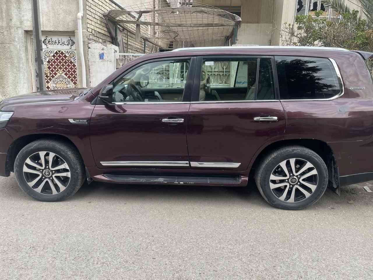 السلام عليكم
لاندكروز موديل ٢٠١٦ 
GXR V 8 
رقم بغداد إنكليزي 
اللون ماروني فول مواصفات 
السيارة مصبوغه عام 
بيهه ملاحظات 
ماشيه ١٧٠ الف
 سعرها ٣٠٥ وبيها مجال شي بسيط 
مكان السيارة بغداد المشتل
***********
