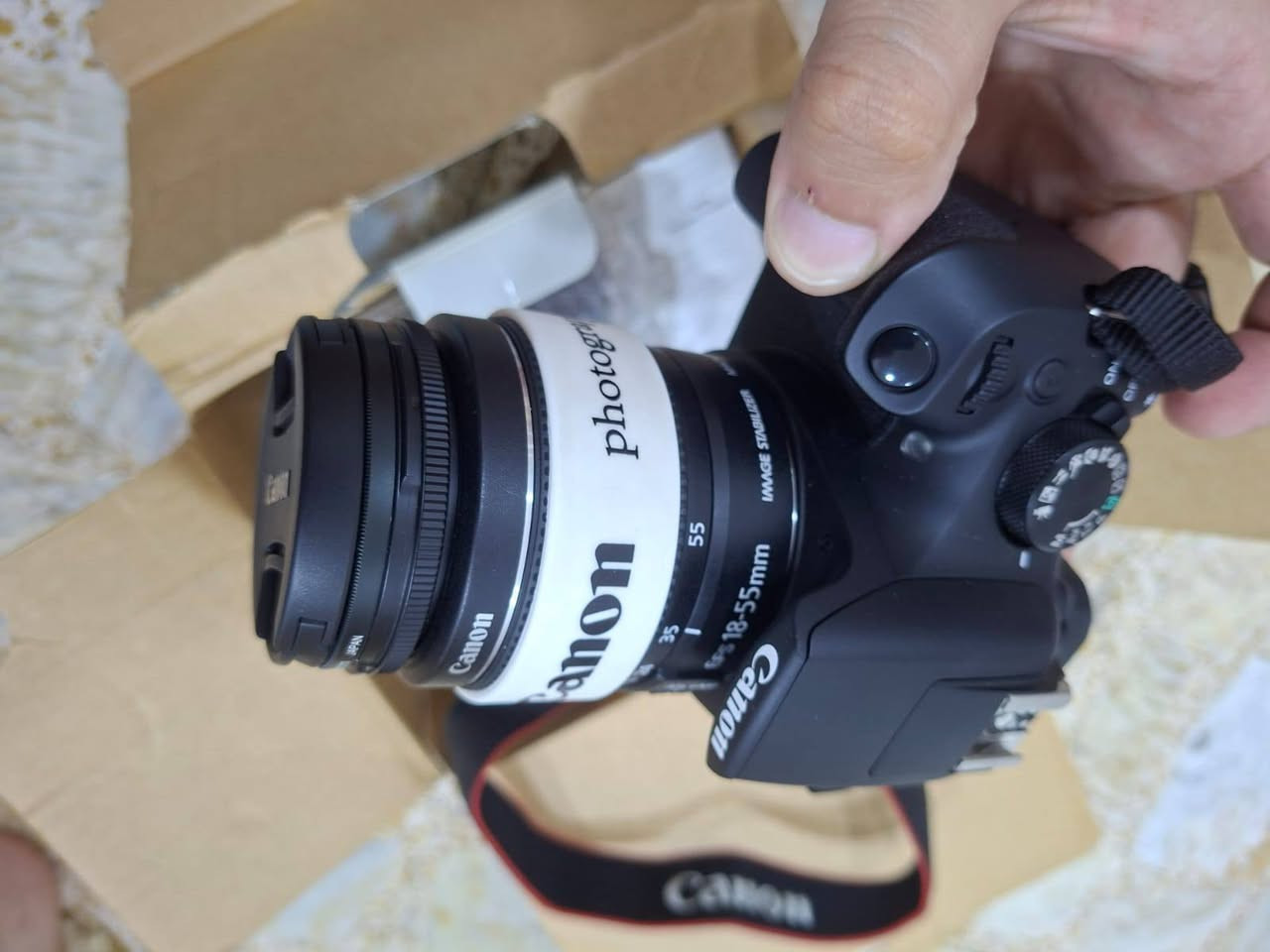 كاميرا Canon EOS 1300D DSLR (عدسة 18-55) جديده استخدام مرتين فقط والكاميرا اتصال Wi-Fi و NFC للمشاركة السريعة، وتتميز بنطاق ISO 100-6400 (يصل إلى 12800) للتصوير في الإضاءة المنخفضة.
• المستشعر: 18 ميجابكسل من نوع CMOS APS-C.
• معالج الصور: DIGIC 4+.
• الفيديو: تصوير سينمائي بدقة Full HD 1080p.
• نظام التركيز: 9 نقاط تركيز بؤري تلقائي.
• الشاشة: شاشة LCD بحجم 3 بوصات وبدقة 920,000 نقطة.
• الاتصال: مزودة بـ Wi-Fi و NFC لنقل الصور والتحكم بالكاميرا عن بعد.

مع جميع ملحقاتها بالكارتونه شاحنه وبطاريه ورام 32 گيگا سعرها 300 الف مع خدمه التوصيل المجاني لجميع المحافظات


**إذا كنت صاحب هذا الإعلان وتريد حذفه لأي سبب، رجاءا أرسل رسالة إلى الدعم الفني**