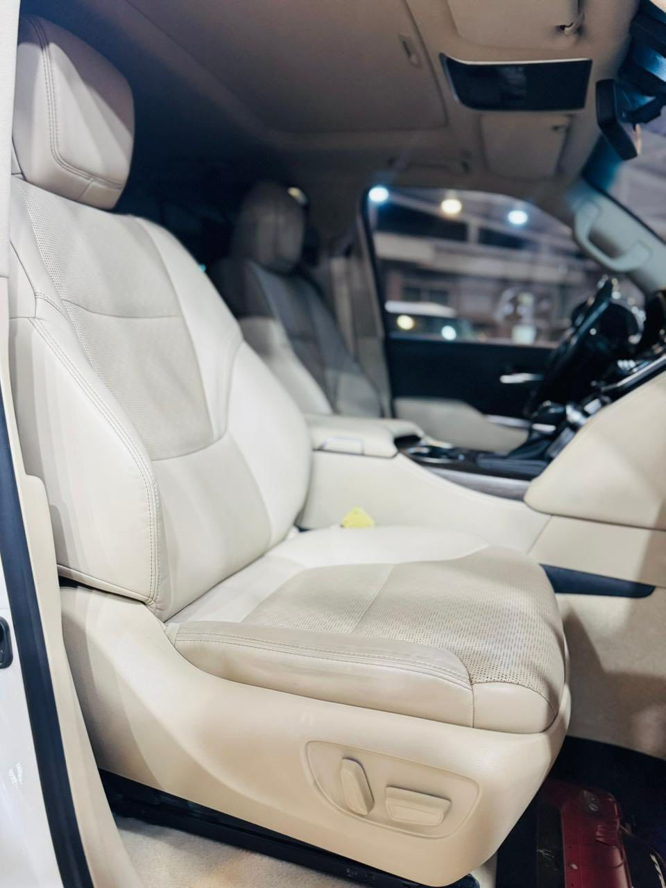 لاندكروز vx تون تيربو 2022 ساز ضمان 
السيارة فول مواصفات 
1-جلد 
2-تدفئة تبريد كشنات 
3-كشنات كهرباء 
4-ستيرن كهرباء 
5-كشت ذاكرة 
6-خمس بصمات 
7-كامرة 
8-رادارات 
9-جنطه شفط 
وباقي المواصفات المعروفة لل vx 
السيارة ماشية 41 
مكان السيارة النجف الاشرف 
الاستفسار ***********
