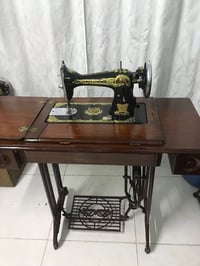 مكينة خياطة • مع ميز • للبيع