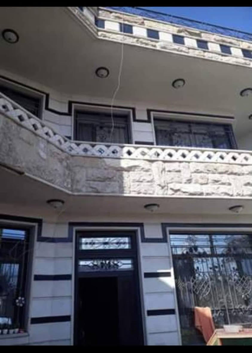 اللهم صل على محمد وآل محمد 
بيت ٢٠٠م بحي الاعلام قرب عمارات الكويتي مباشرة يم أفران الأمير يحتوي على ٤غرف نوم ٢منهن سويت وصاله ومطبخ وحديقه وكراج طابقين الي يحب يستفسر اكثر الاتصال بالرقم 
***********
ابو احمد
