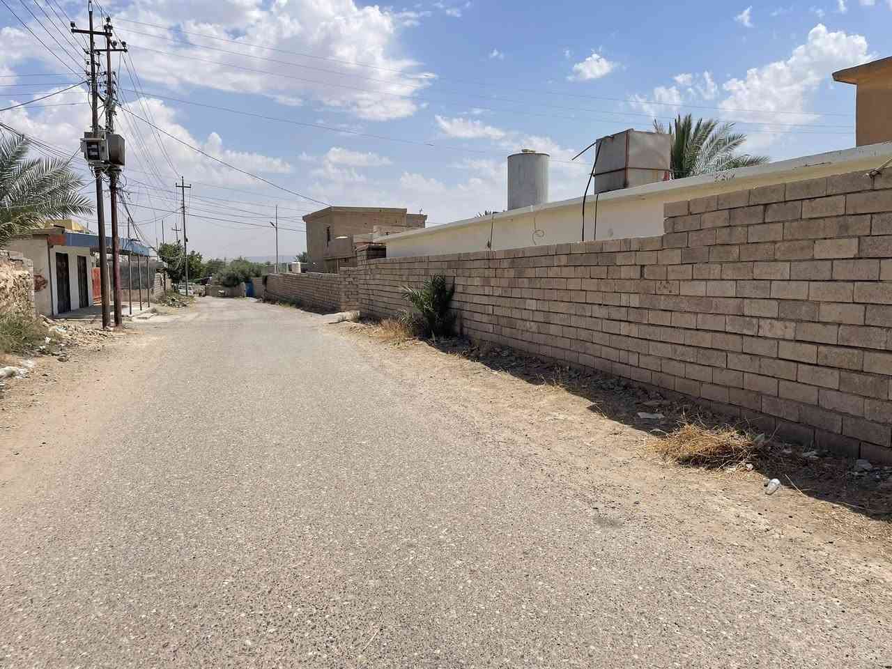 السلام عليكم ورحمة الله 
البيت للبيع 
البيت ثلاث غرف وربعه ومطبخ حار بارد 
طبعاً البيت قديم 
وسعره سعر قطعه بنص المالحه (40) مليون
***********
***********
