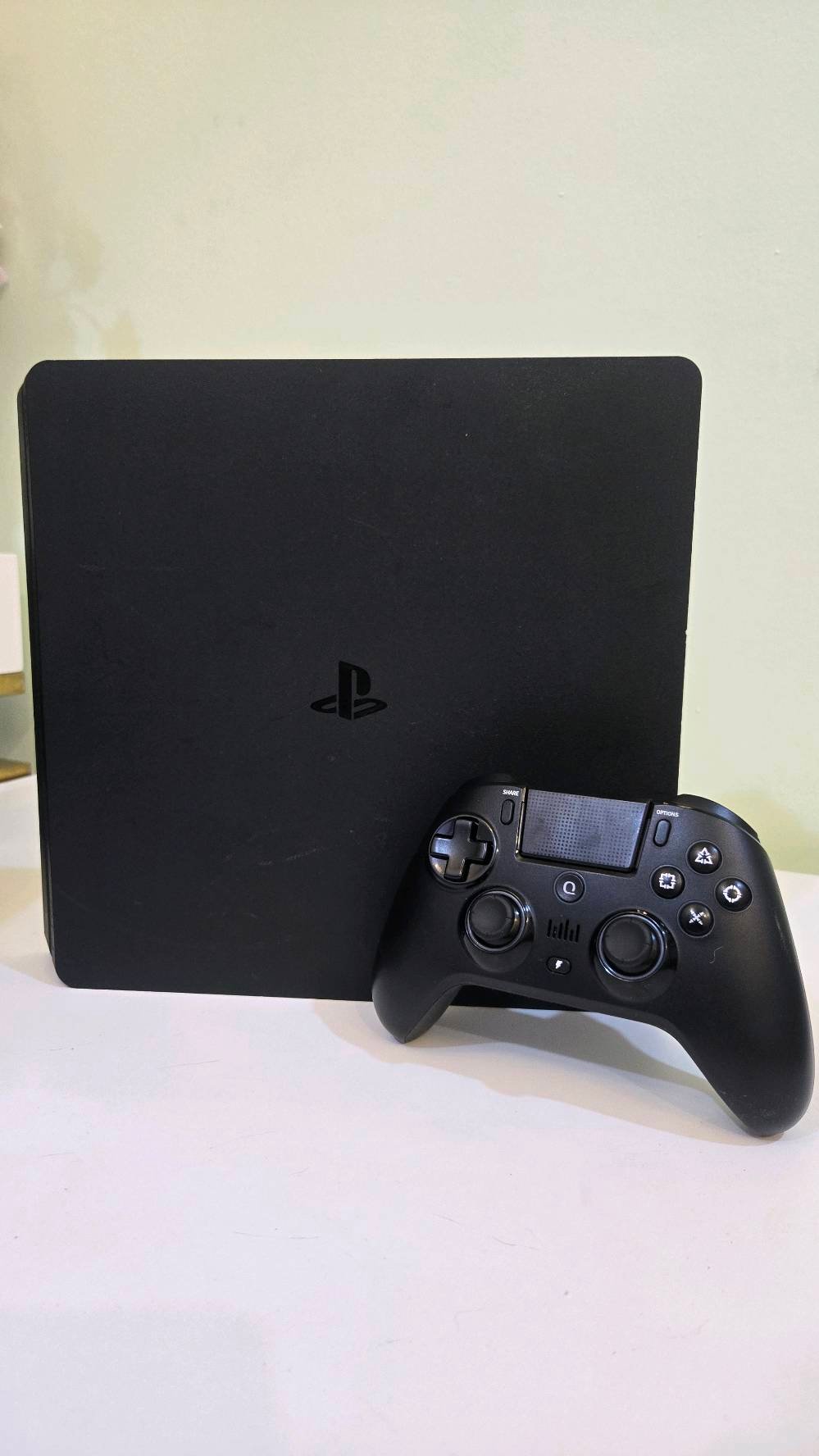 سلام عليكم 

بلايستيشن 4 السلم(اونلاين غير مهكر)
ذاكرة 861GB مو 512GB ركز.
اصدار النظام 13.50
جهاز لوك ما مفتوح نهائياً وافحص بي وين ما تريد كلشي بي شغال.
ملحقات:
UBS 1200VA
 يدة احترافية ويدة بلي فايف تربط على بلي فور. اليدات اثنينهن مابيهن اي مشاكل
السعر 275 بدون معاملة.
بدون UPS
السعر يصير 235 بدون معاملة.
عنواني بغداد شهداء البياع.
***********