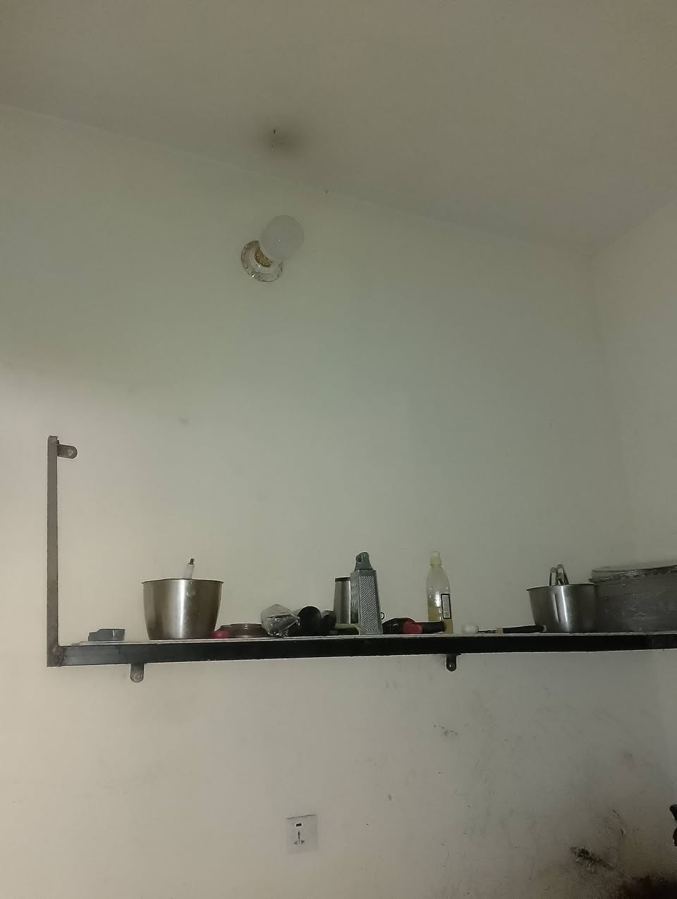 دكت متر ونص ستيل نضيف سعره 50 قفل
رف حديد تفصال مترتين +مترتين حرف L
الرف سعره 30 قفل 
للتواصل ***********
