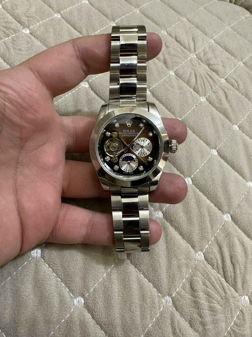 ساعة رولكس سوبر ماستر اتماتيك ظهر كشف مختمة سناتر شغاله طبعا تشتغل على حركة اليد معدن ستيل لون مميز 
السعر / 27 الف 
يوجد توصيل ***********
