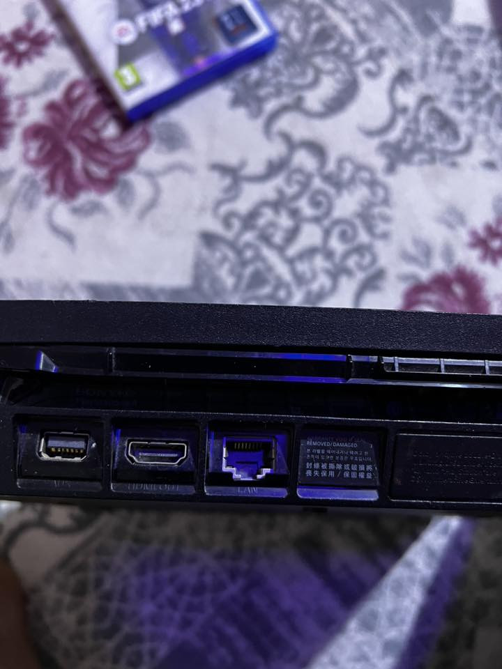 بلي ستيشن فور سلم نضيف جداً
مكفول من اي عطل ما داخل صيانة مع يدتين ولعبتين gta وفيفا23 السعر 250وبيه مجال قليل للشراي

مكاني البصرة القبلة
رقمي واتساب ***********
