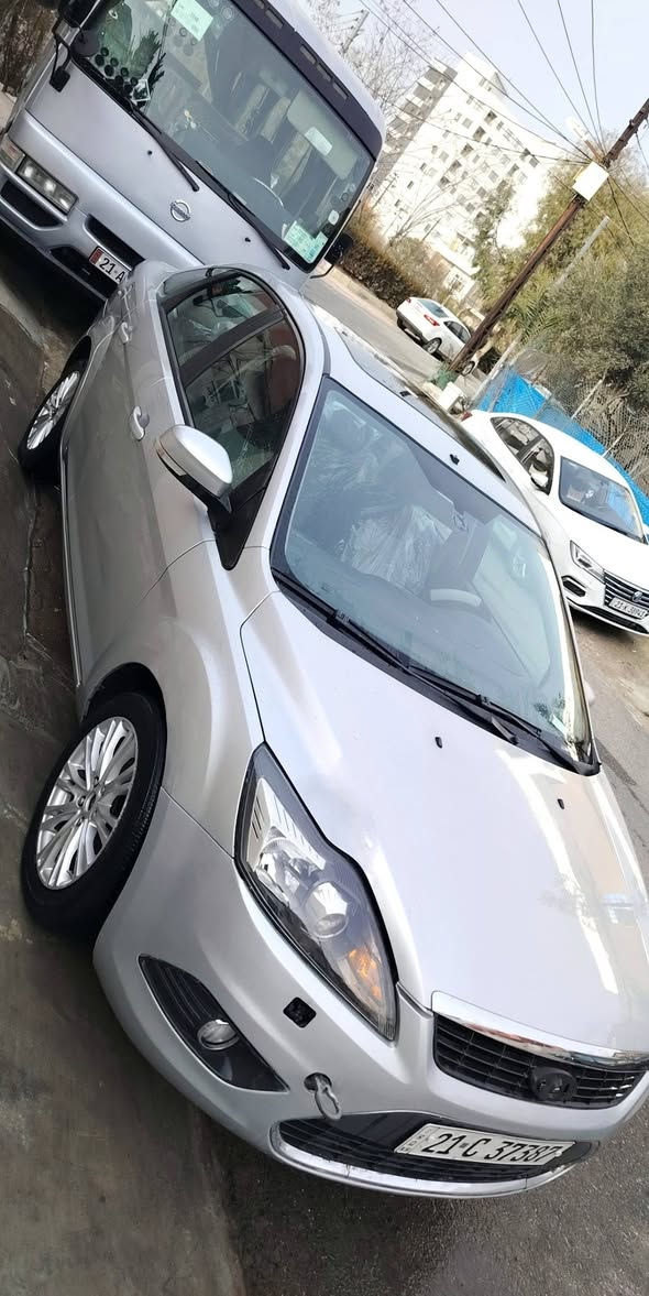 بەناوی خوای گەورە
فۆرت فۆکس 2011 تیتانیۆم
فول فول مواسەفات
سڵایت چوار جام کارەبا شاشەو کامێرەو حاسەی دواوە
دەرگاو سنوق بەسمە دوو بەسمەی شەریکەی لەگەلە
کوشن جڵد کوشنی پێشەوە هیتەرە کوشنی سایەق کارەباییە
لایت بیلاد عەدەسەو زینۆن ئاوێنە ئیشارەتو کارەباییە ئاوێنەی ناوەڕاست دژە فولە
تەبریدی نیزامی سپلێتە بە دڵی خۆت گەرمو ساردی ئەکەی هەر لایەو بە جیا
گێر عادیو ئۆتۆماتیک
تەقەو رەقەی نیە هەمو گیانی مەزبوتە
رەقەم باریک سەنەوی تا 2028 تازەیە
یەک پارچەو پەڵەیەکی بۆیاخە  دەعمو ناوگرتنی نیە
نرخی 70 گەڵا
***********
***********
هەردو رەقەم ڤایبەرو وەتس ئەپی لەسەرە
