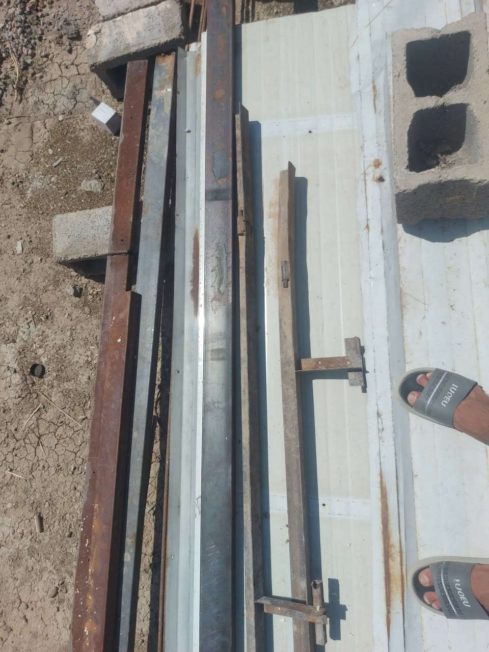 سلام عليكم شباب سكراب لبيع باب طلاكتين كامل سندويج طول 4 مترات تلاثه شبابيج بيبان حديد لتفاصيل ولسعر  تصل على هاذ رقم *********** مكان ابو غريب
