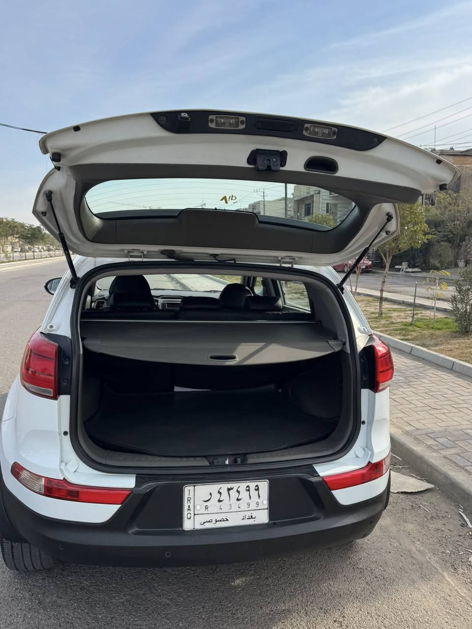 سلام عليكم 
للبيع كيا سبورتج موديل 2016 خليجي 
مكفولة من الصبغ بيها فقط بارد بل باب الخلفيه عكس السائق السونار مرفق ويه الصور   
محرك وكير مكفولات ماشية 140 K/m 
السعر ب 17200$ وبيها مجال بسيط 
مكان السيارة بغداد البياع / حي الشهداء 
للاستفسار الاتصال على الرقم ***********
