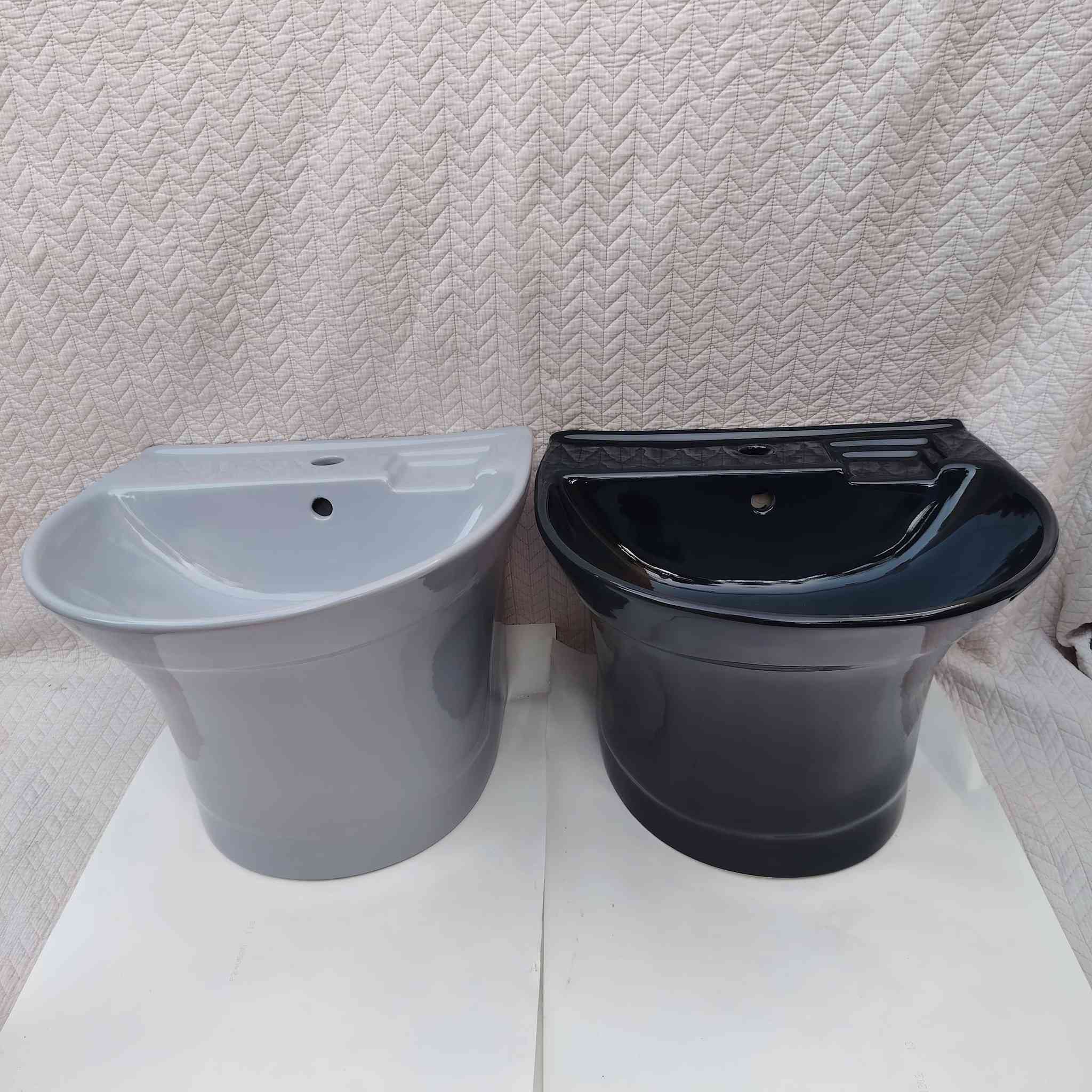 تعلن شركة دلين سرام للصحيات عن وصول حاويه
مغاسل تعليق الوان و ابيض من ماركة توتا ✔️
قياس 50 سم درجه اولى جوده عاليه (جمله فقط)
اسعار مدعومه لأصحاب المحلات و المجمعات التجاريه 
عنوان المخزن واسط قضاء الحي شارع العام
هاتف _ واتساب 📞***********
