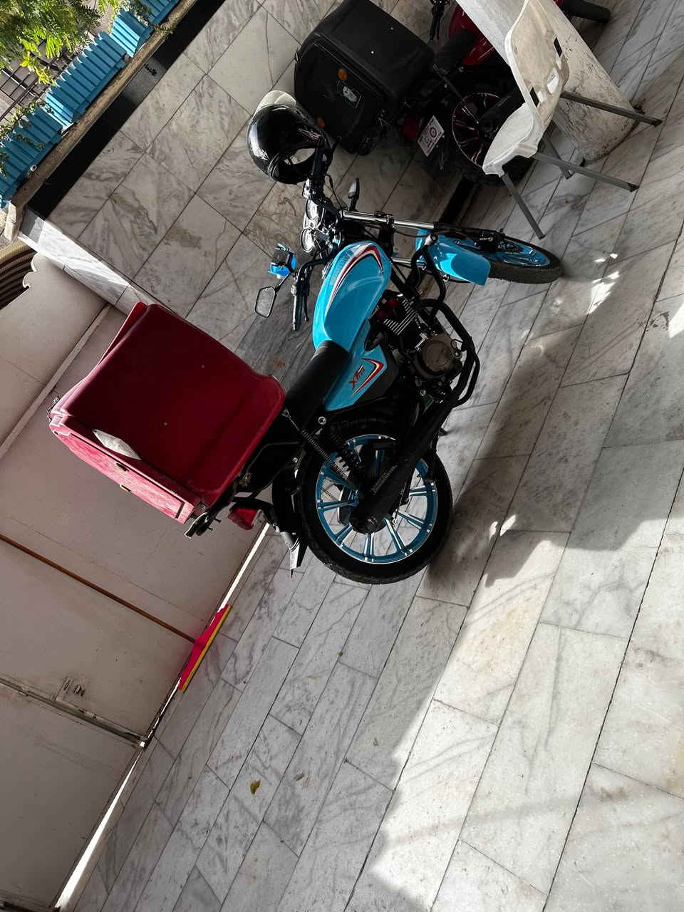 سلام عليكم لبيع نضيفه كلش بدون نقص بدون صرف بدون ضربه بدون خياس بدون حادث ماشيه 20 الف ابيعلك ع فحص انطيك الصندوك وياها هديه ودسكات احتياط جديد وبنز خلفي احتياط جديد قبغ زنجيل فاتحه لن بدلت زنجيل وبدلت كلج اصلي مؤسسه  قبل فتره مكاني ساحة عدن *********** سعر 850 بيها مجال بسيط
