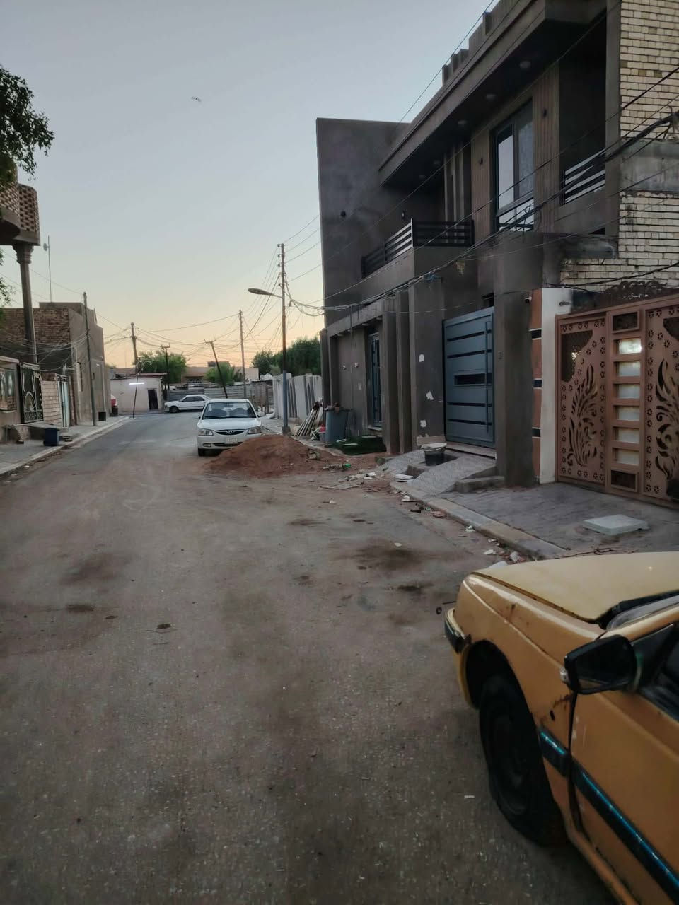 بيت للبيع في حي المكرمه منطقه 9الاف  مساحه ٢٦٦ ونص متر البيت ١٠٠ متر عن شارع كربلاء ٦ غرف نوم صاله استقبال كراج سياره حديقه مطلوب المبادره ٨٠ مليون والسعر الكلي ٢٥٥ للتواصل ***********
