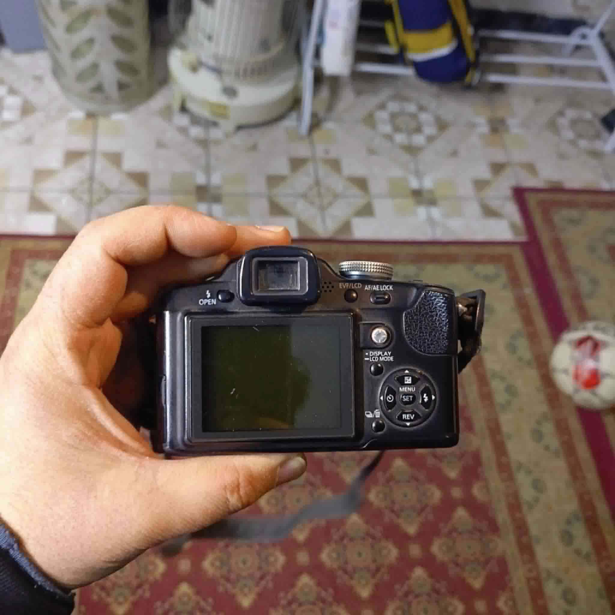 للبيع 
للبيع
الدقة: 8.1 ميغابكسل
العدسة: زوم بصري قوي 18×
البعد البؤري: تقريباً 28 – 504 مم
التقريب الرقمي: حتى 4×
تثبيت الصورة: نظام تثبيت بصري MEGA O.I.S
الشاشة: شاشة LCD بحجم 2.5 إنش
الفيديو: تصوير فيديو بدقة حتى 848×480
بطاقة الذاكرة: SD / SDHC
البطارية: بطارية ليثيوم قابلة للشحن
التحكم: أوضاع تصوير يدوية واحترافية (Manual / Aperture / Shutter)
مكاني بغداد 
السعر ١٥٠
***********
