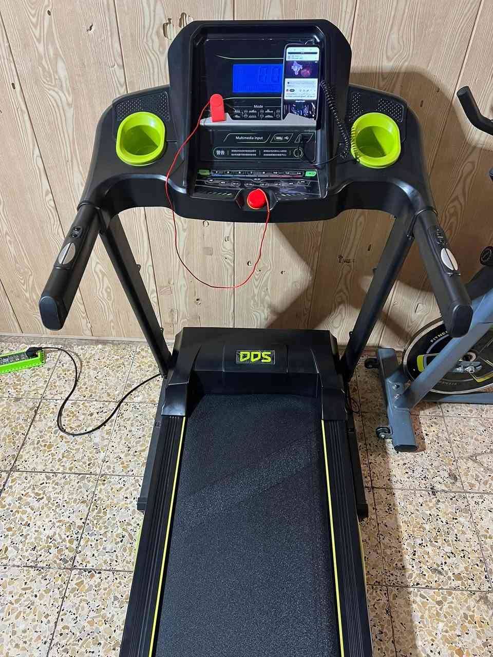 السلام عليكم جهاز جري ستعمال قليل نضيف 100/100
يحتوي على اواكس و فلاش وشاحن 
يتحمل وزن 130كيلو حقيقي
حساس نبضات القلب ومفتاح امان 
ونضام 
قياس المسافة 
السعر 225
العنوان بغداد حي لأمانة 
يوجد توصيل ***********
