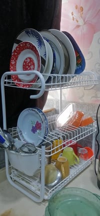 سلة مواعين فارغة • ميز طعام صغير • كرسي بلاستك