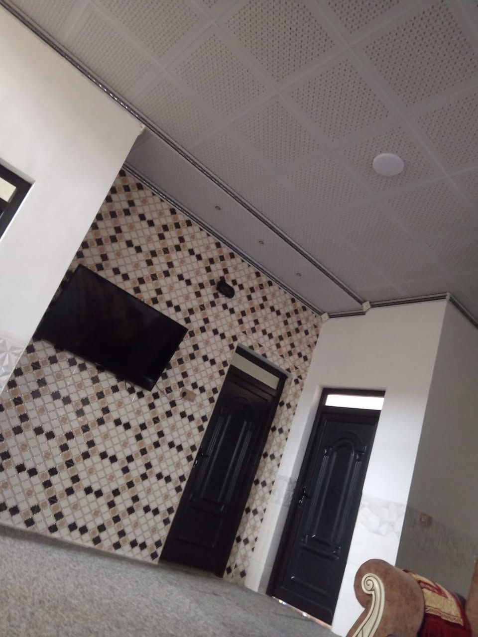 بيت للبيع الموقع العلم روتانا مقابيل قاعه براهيم الجاسم
شارع تبليط عليه موقع راقي خدمات مي كهرباء كامله
بيت كامل بس تجيب غراضك وتسكن البيت بناء حديث مساحه الارض الكليه 600  باقي تفاصيل تصال ع رقم ***********
