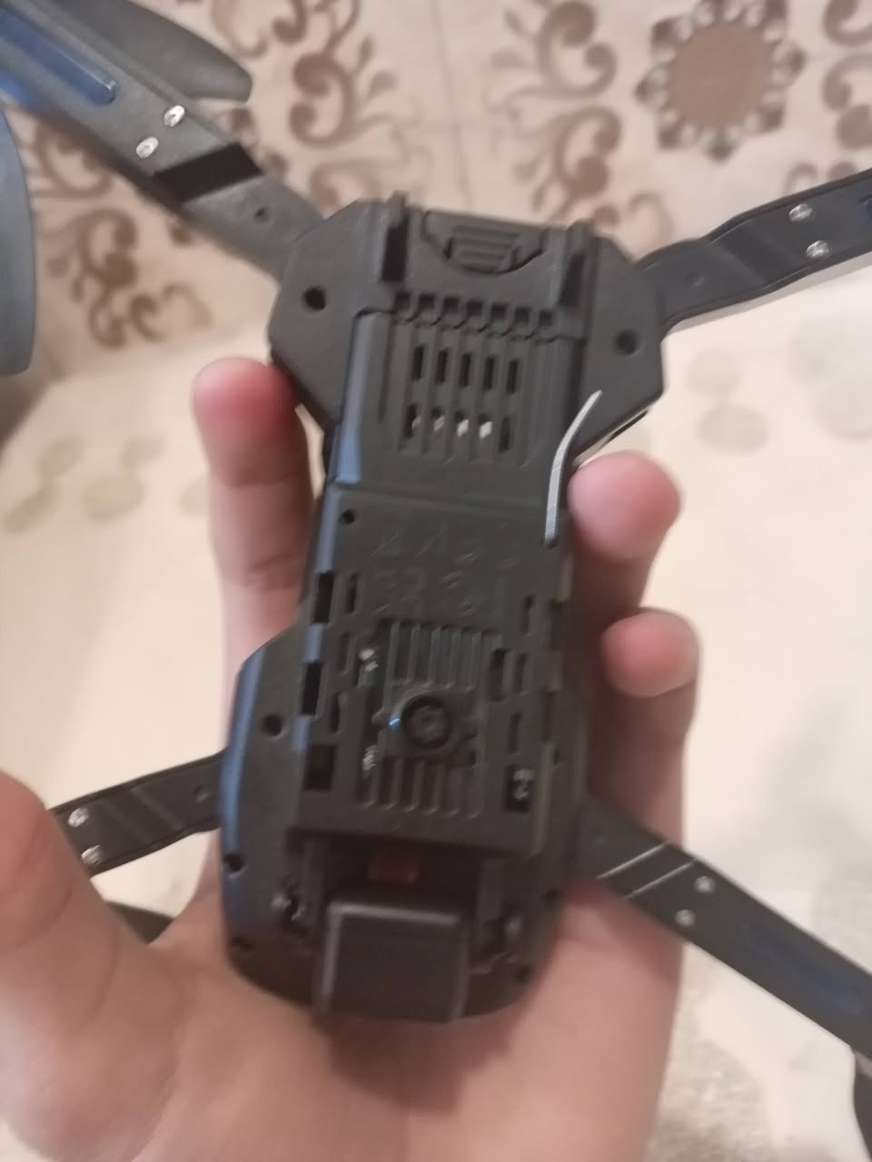 درون نوع E88 ارتفاع:150م مدى:1كيلو تجي وياه بطارية و اربع ريش اضافية وكامرة امامية وكامرة تحت الدرون مثل الي بل صورة ودقة الكامرة 360ميجا وتربط على الهاتف تجي مع حقيبتها والبطارية تنشحن 120 دقيقة وتكدر تطيرها 15 دقيقة بل جو سعرها 35 الف والتوصيل 5 الاف


**إذا كنت صاحب هذا الإعلان وتريد حذفه لأي سبب، رجاءا أرسل رسالة إلى الدعم الفني**