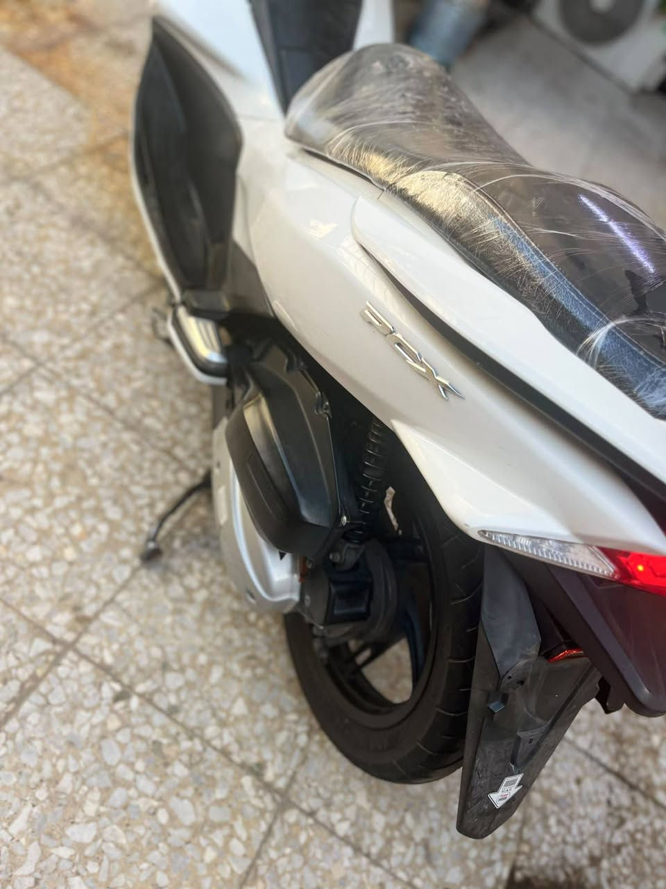 سلام عليكم PCX جيل الثانيjf
#ياباني_أصلي 
#كفاله_عامه 
#لاتبخير لاتنقيص شلعه معدل خير من الله 
#كفرات بلاديه الدراجه جديده بلاديه 
#برغي ممفتوح بيهه 
#جيب فيتر تعال 
#حساسات كله شغاله حرف( A )
#السعر( مليون 550)وبيه مجال 
#بغداد_الكرخ 
 #تصال   ***********
#وتساب موجود.نفس الرقم
