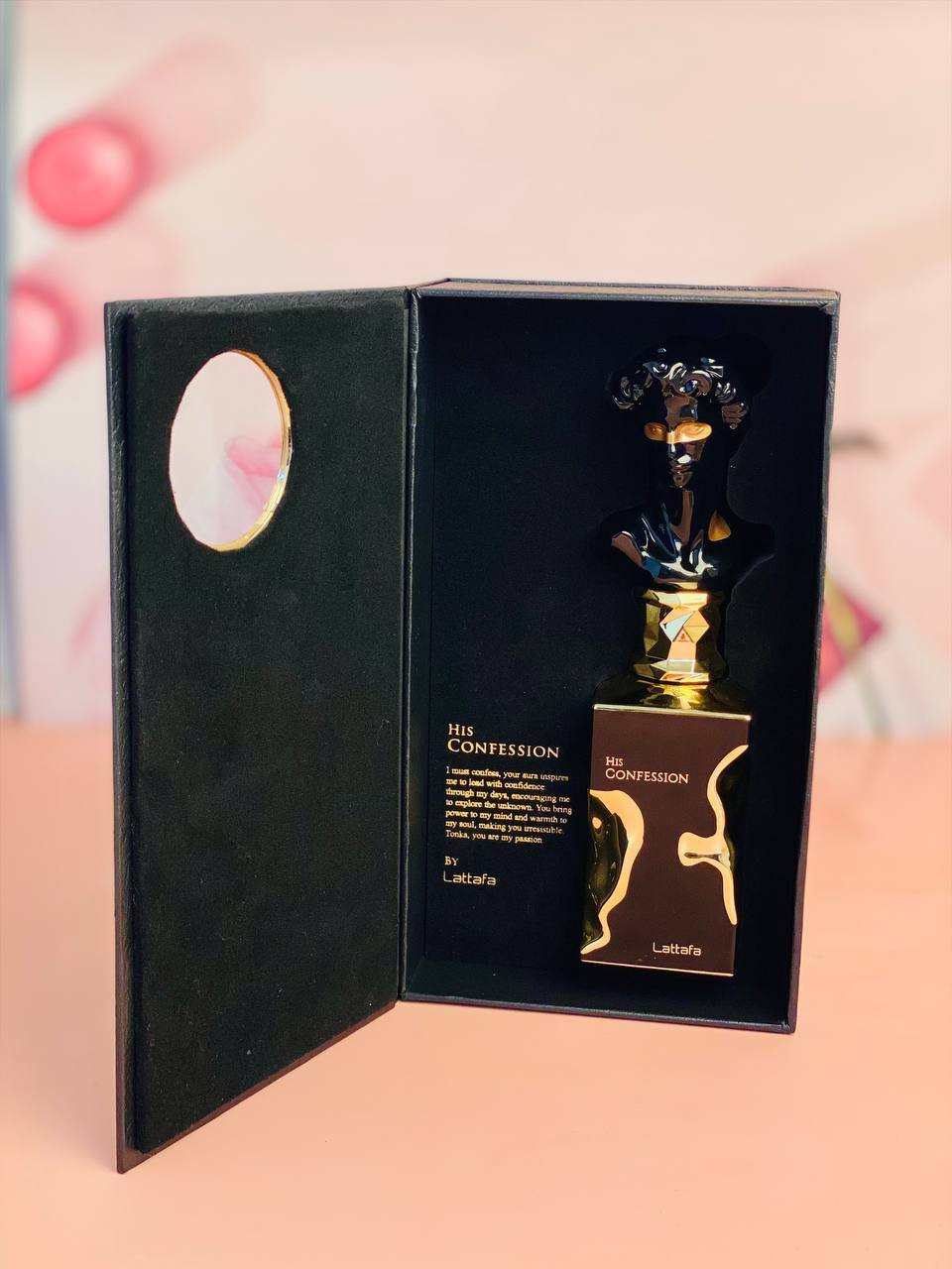 عطر HER Confession✨🖤
للرجال والنساء من لطافة 

Lattafa Her Confession EDP For Women100 ml🤍🤍🔥 #بديل عطر بلونش بت لي ليكيد ايماجينير 100مل او دو برفيوم

عطر "هير كونفيشن" من لطافة هو عطر ساحر للجنسين، يوازن ببراعة بين الدفء والغموض والأناقة. يبدأ بمزيج آسر من القرفة والنفحات الغامضة، ليخلق بداية آسرة وجذابة. 
ومع انبثاق العطر، ينبثق قلب فاخر من الياسمين ومسك الروم والبخور، مما يضيف ثراءً زهريًا وعمقًا، بينما يُعزز الماهونيال العطر بلمسة رقيقة وساحرة. تُضفي نفحات حبوب التونكا والمسك والفانيليا قاعدةً حسيةً تدوم طويلًا، تاركةً أثرًا من الدفء والجاذبية. "هير كونفيشن" هو العطر المثالي العصري الذي ينضح بالثقة والسحر ولمسة من الغموض، مما يجعله مثاليًا لأي مناسبة.
✅الروائح العليا: القرفة والغموض
✅الروائح الوسطى: الياسمين، مسك الروم، البخور والماهونيال
✅الروائح الأساسية: حبوب التونكا، المسك والفانيليا
المنشأ الإمارات الأصلي 🇦🇪 

الاصلي ختم وفسفورة اماراتي مع باركود


**إذا كنت صاحب هذا الإعلان وتريد حذفه لأي سبب، رجاءا أرسل رسالة إلى الدعم الفني**