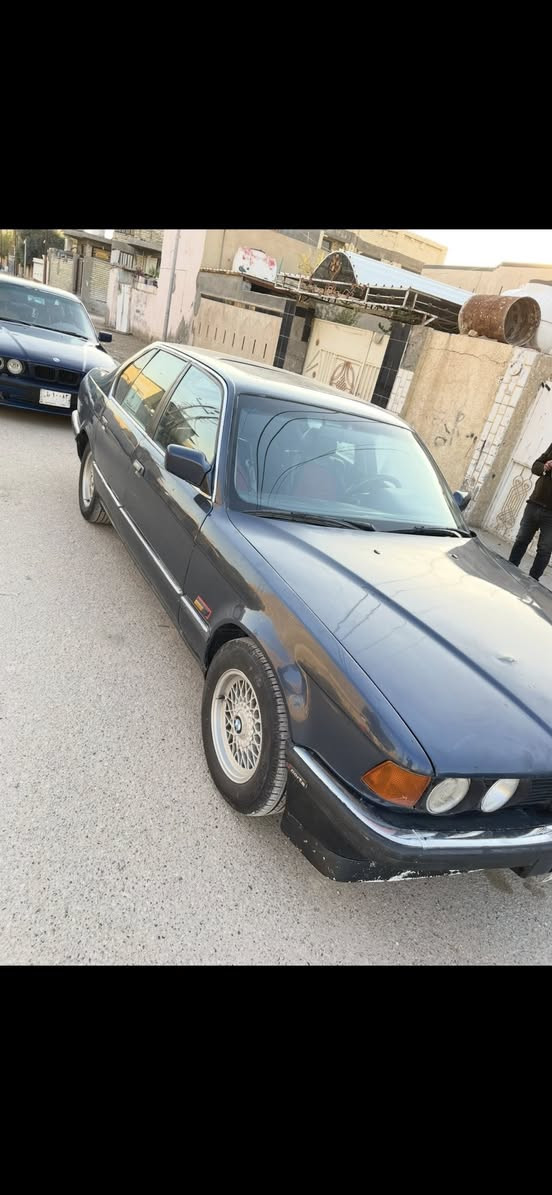 BMW 735 i اصل بليته وسنويه.
رقم بغداد نكليزي بسمي سنويه 2028 
مكينه وكير وحداديه. وكهربائيات كلها بشرط 
جاهزه خير من الله  مكاني محموديه بيع مستعجل  السعر45 وبيها مجال 
***********
