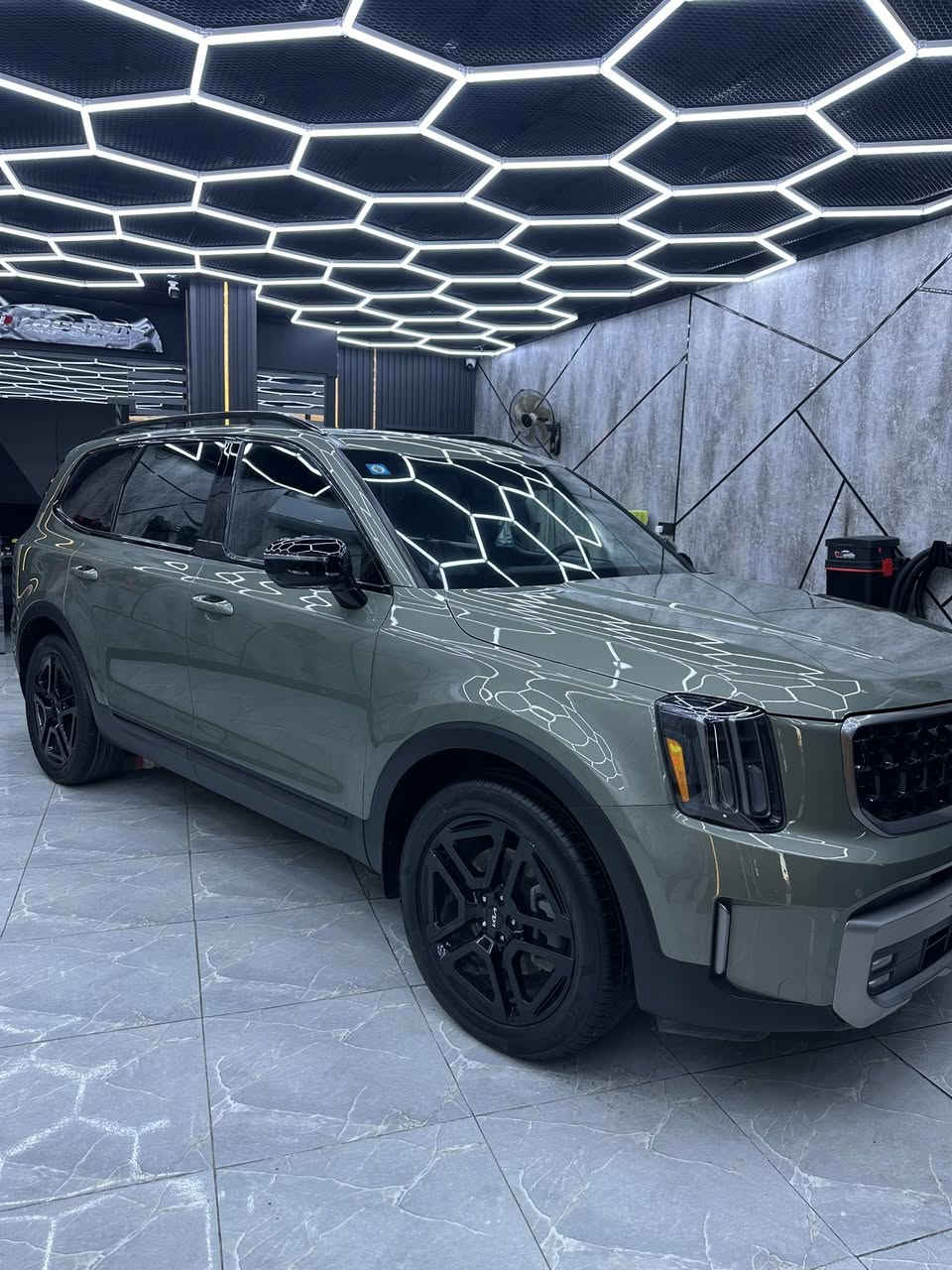 السلام عليكم اخوان كيا تليورايد 2023 SX prestige Xline اعلى فئة بالتلورايد السياره فول مواصفات شنو الي بالك مواصفات بيها السياره مغلفه بالكامل افلام حماية حتى القماره ضمان ١٠ سنوات بدون قطره صبغ من الدعامية للدعاميه بدون بارد ماشيه ٤٠ الف كيلو متر تخم تاير جديد بدون اي نقص للاستفسار التواصل ***********  غير متواجد ع الفيس
