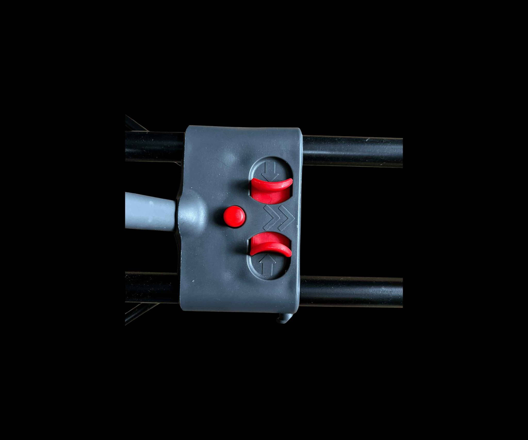 سيارة أطفال كهربائية قابلة للطي مع تحكم عن بعد – Go Kart

الاستخدامات:

لعبة ممتعة وآمنة للأطفال للقيادة داخل المنزل أو في الحدائق والساحات.

تطوير مهارات التوازن والتحكم بالحركة لدى الطفل.

مناسبة كنشاط ترفيهي يومي أو كهدية مميزة للأطفال.

يمكن استخدامها بوضع القيادة اليدوية أو عبر جهاز التحكم عن بعد للأهل.

المميزات:

تعمل بنظام بطارية قابلة لإعادة الشحن.

مفتاح تشغيلإيقاف خلفي (Power ONOFF).

أزرار تحكم أمامي وخلفي على المقود.

مزودة بمؤثرات صوتية وأزرار موسيقى مدمجة في المقود.

جهاز تحكم عن بعد للتحكم بحركة السيارة (تقدم  تراجع  توجيه).

هيكل قوي مصنوع من بلاستيك متين وآمن للأطفال.

عجلات عريضة وثابتة لثبات أفضل أثناء الحركة.

مقعد مريح بتصميم منحني لدعم ظهر الطفل.

إمكانية تعديل وضعية المقعد (أمام  خلف) حسب العمر.

نظام طي لتسهيل التخزين والنقل.

زر أمان مزدوج في نظام الطي لتثبيت الهيكل بإحكام.

طول سلك الشاحن: 100 سم.

قياس الكارتون:

- الطول: 80 سم
- العرض: 27 سم
- الارتفاع: 25 سم

محتويات الصندوق:

جسم السيارة.

4 عجلات.

جهاز تحكم عن بعد.

شاحن كهربائي.

مفك + عدة تثبيت (وردات معدنية وبلاستيكية).

دليل استخدام.

الملاحظات:

يجب شحن البطارية بالكامل قبل أول استخدام.

يُفضل إشراف شخص بالغ أثناء استخدام الطفل.

لا تُستخدم في الأماكن المبللة أو أثناء المطر.

العمر المناسب يحدد حسب حجم الطفل وتحمله للجلوس والتحكم.

يتم تركيب العجلات حسب التعليمات المرفقة في الدليل.

توصيل بغداد ومحافظات بغداد, العراق


**إذا كنت صاحب هذا الإعلان وتريد حذفه لأي سبب، رجاءا أرسل رسالة إلى الدعم الفني**