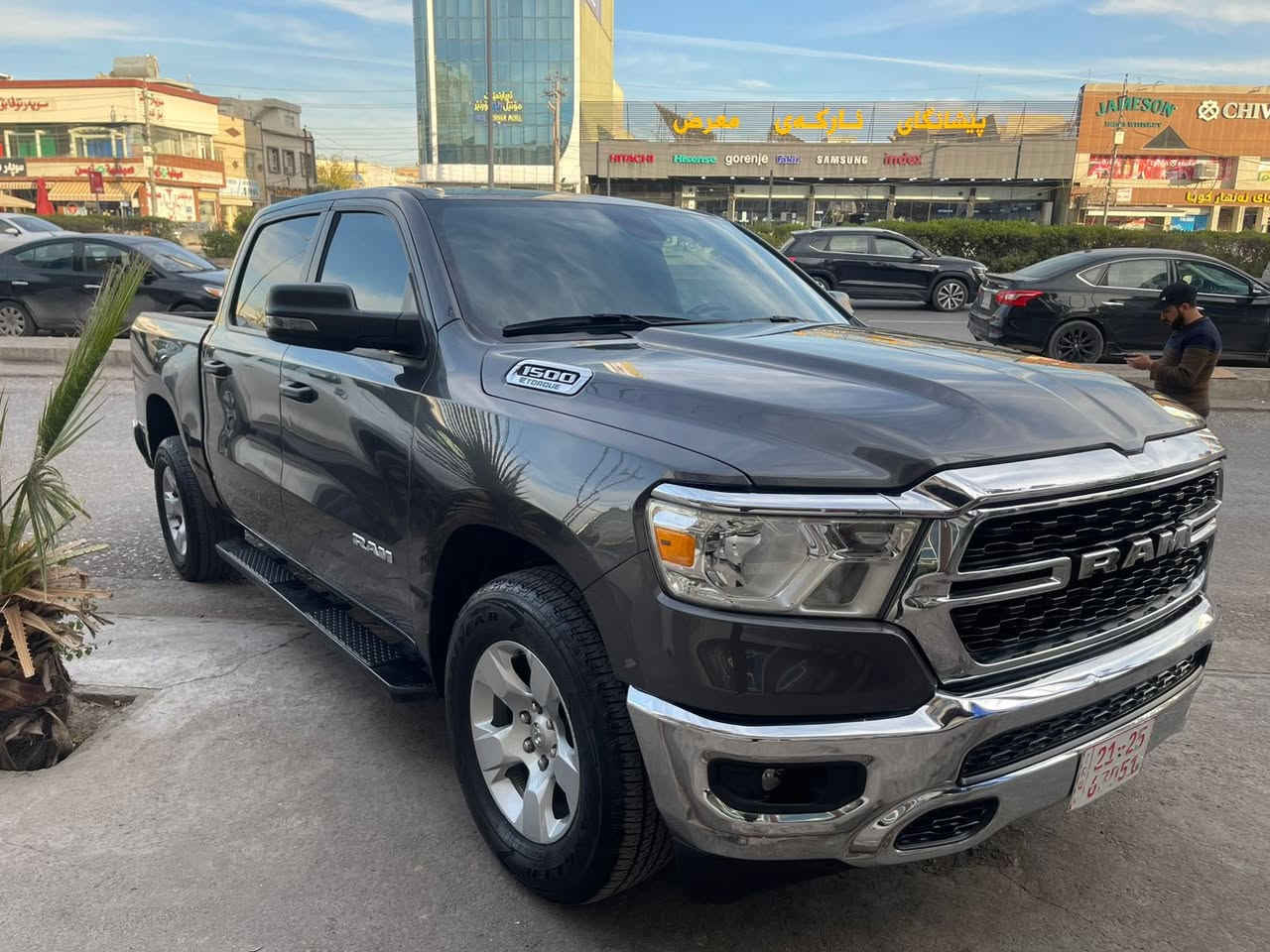 للبيع دوج رام V6 اجدد رام بالعراق ماشية ٢٢ ضربتهة جدا خفيفة وبدون ايرباك الصبغ فقط جاملغ نصة وشوية من الدوسة الجوة الباب رقم اربيل باسمي توهة داخلة مصار ٣ اشهر زيرو بدي قصير باب طويل المرغوب كانما مشتري 
مكان السيارة حي الجامعة 
السعر ٣١٧ ورقة مرقم السعر نهائي 
تحويل ثاني يوم


**إذا كنت صاحب هذا الإعلان وتريد حذفه لأي سبب، رجاءا أرسل رسالة إلى الدعم الفني**