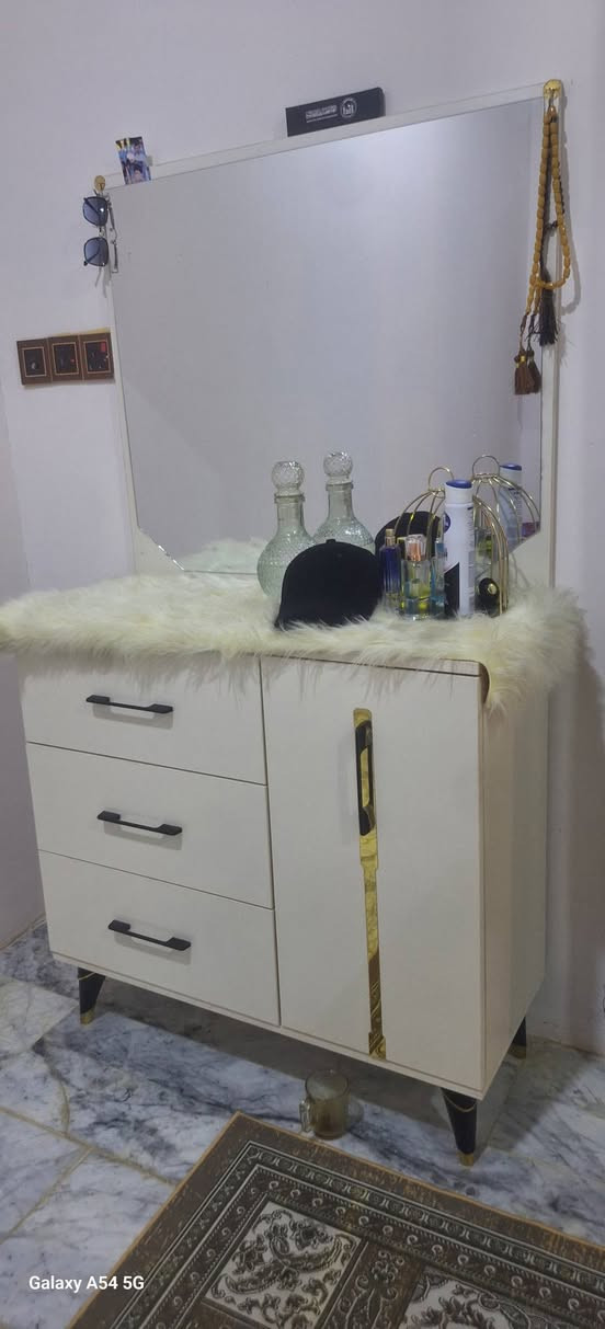 السلام عليكم غرفه نوم شبابيه5قطع  مستخدمه 4تشهر فقط نضيف 100% العنوان البصرة الدير الاستفسار لاتصال برقم ***********
